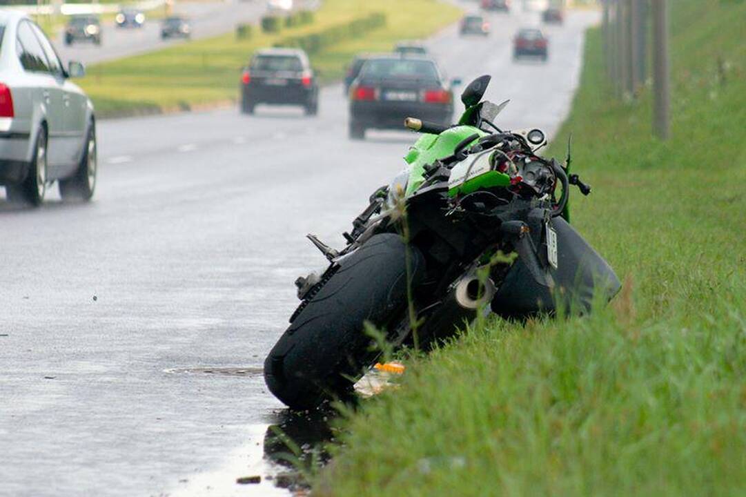 Vilniuje motociklininkas atsitrenkė į stulpą