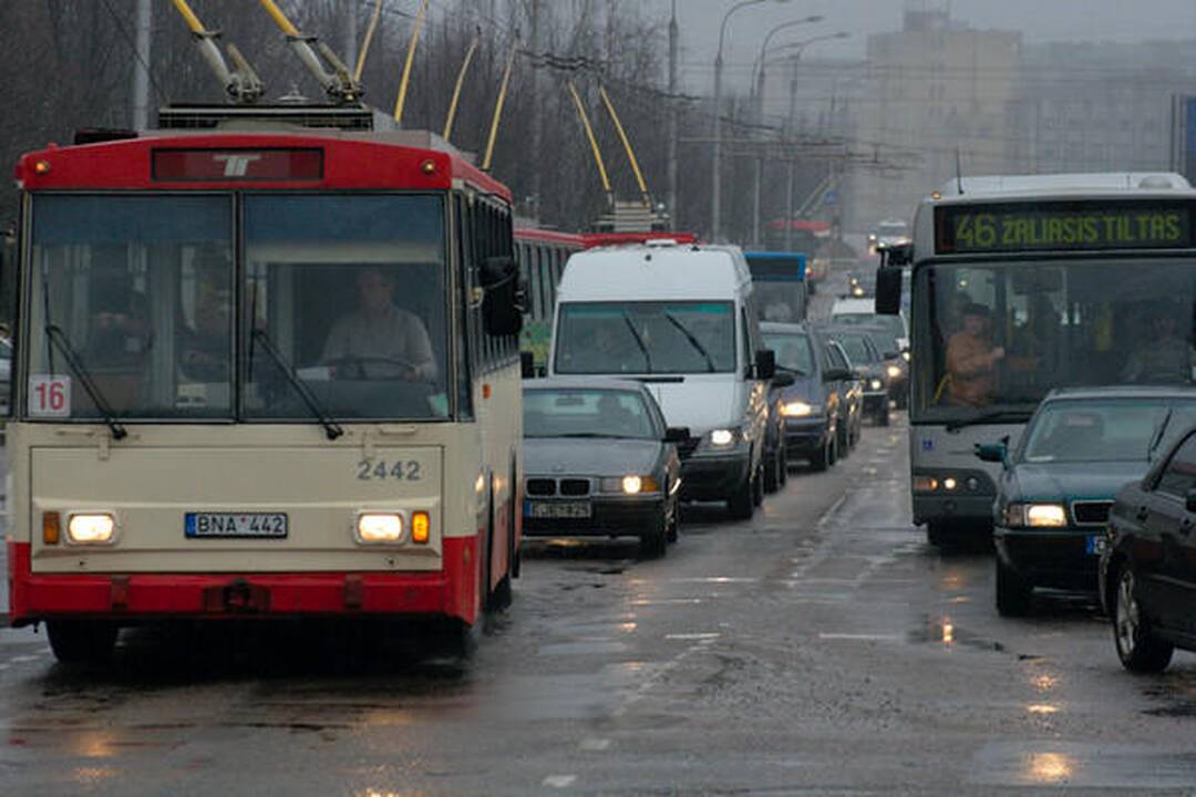 Vilniuje partrenkta per raudoną šviesoforo signalą bėgusi pėsčioji
