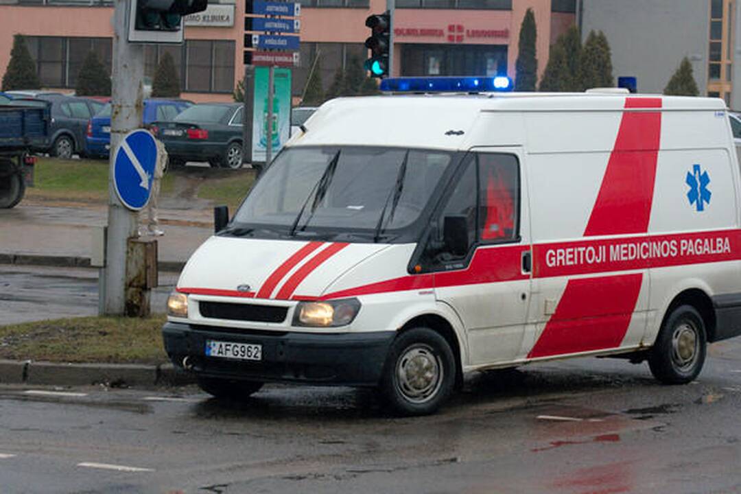 Vilniuje partrenkta per raudoną šviesoforo signalą bėgusi pėsčioji