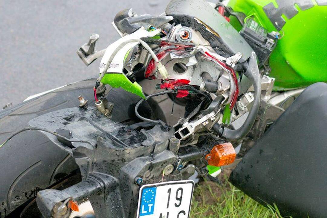 Vilniuje motociklininkas atsitrenkė į stulpą