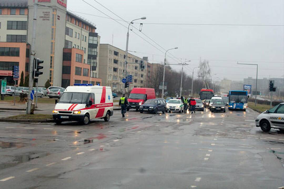 Vilniuje partrenkta per raudoną šviesoforo signalą bėgusi pėsčioji