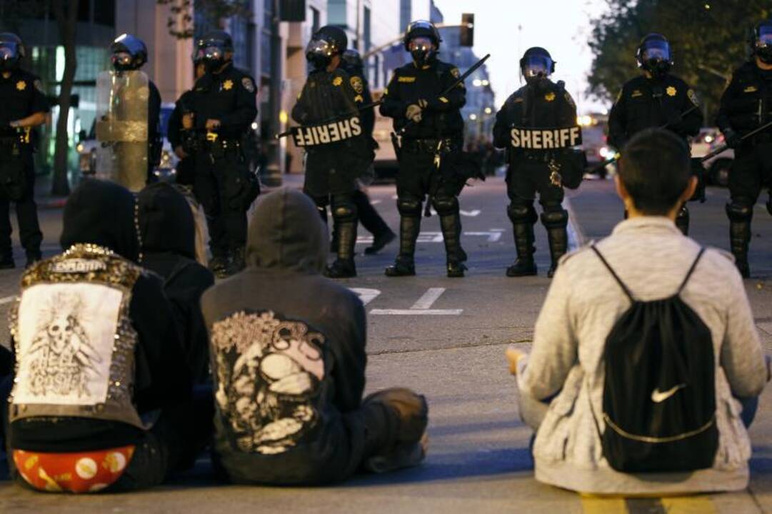 Kalifornijoje protestų dalyvius policija vaikė ašarinėmis dujomis