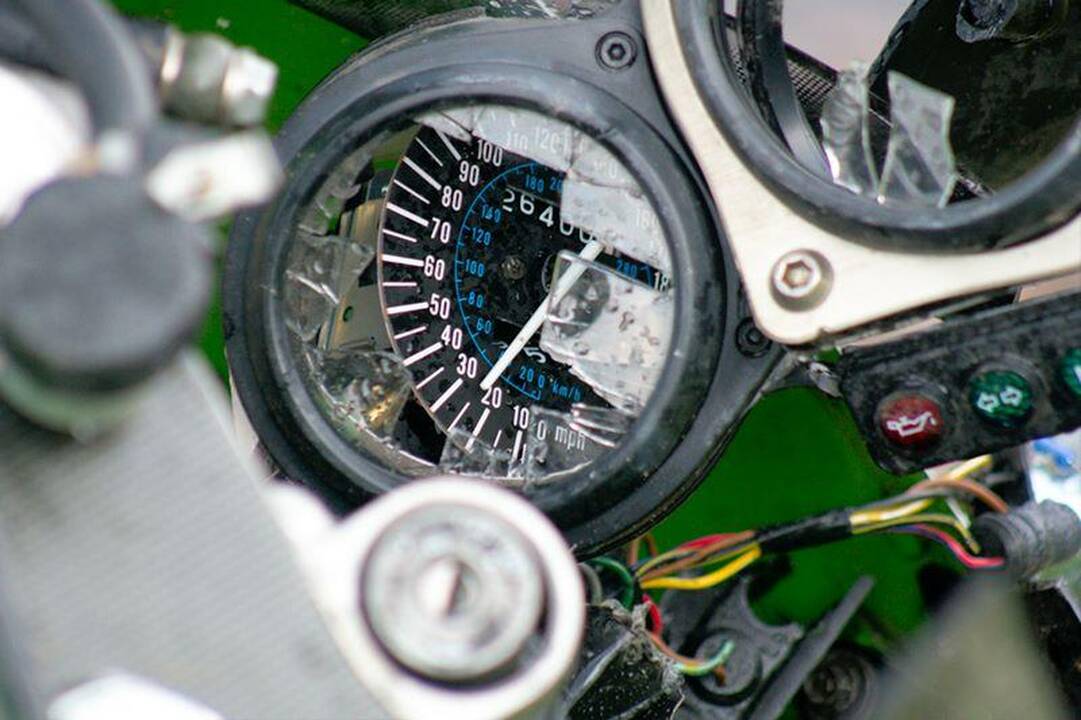 Vilniuje motociklininkas atsitrenkė į stulpą