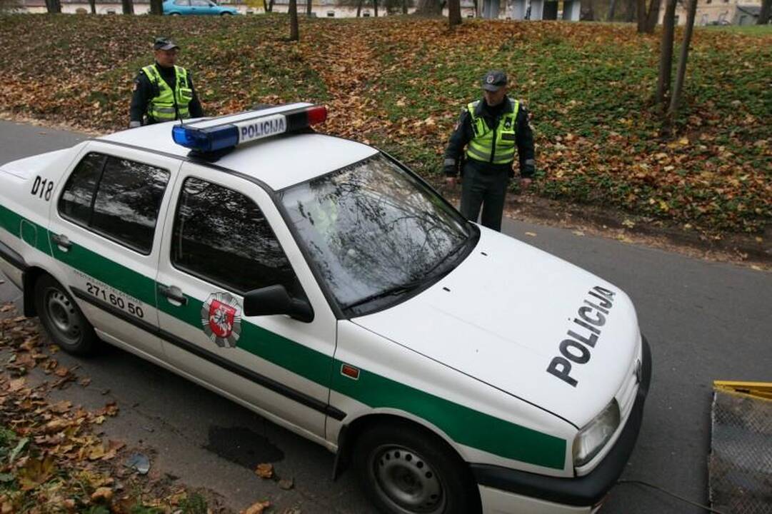 Sprukdami nuo policijos motociklininkai rėžėsi į patrulių automobilį