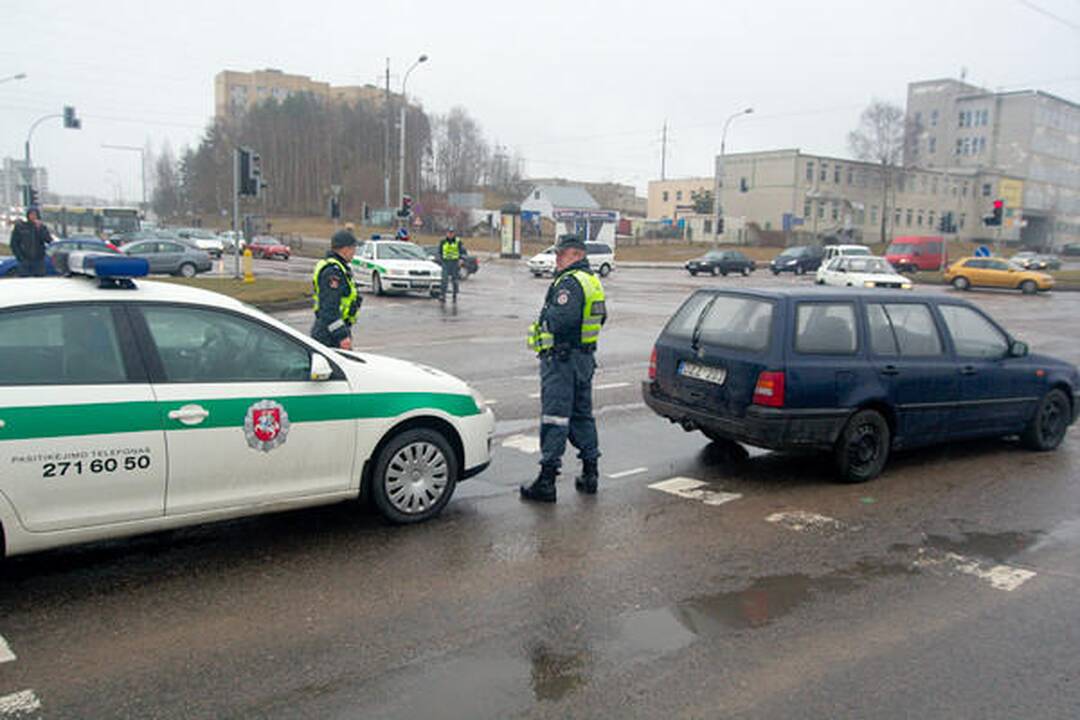 Vilniuje partrenkta per raudoną šviesoforo signalą bėgusi pėsčioji