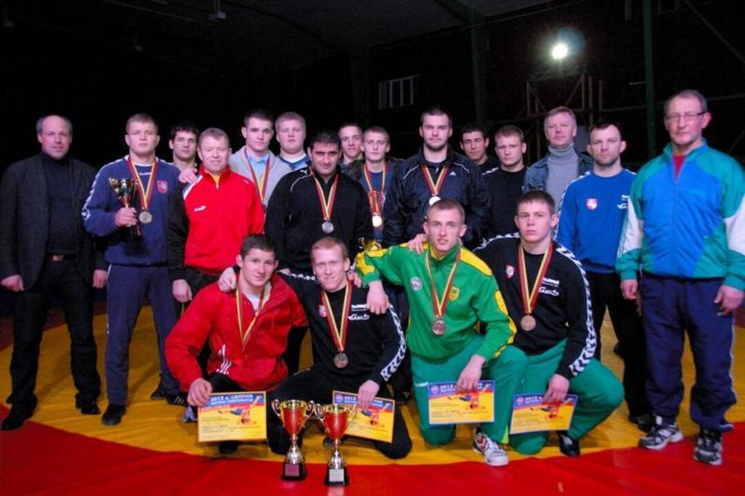 Baltijos jūroje iš ledų vadavo laivus