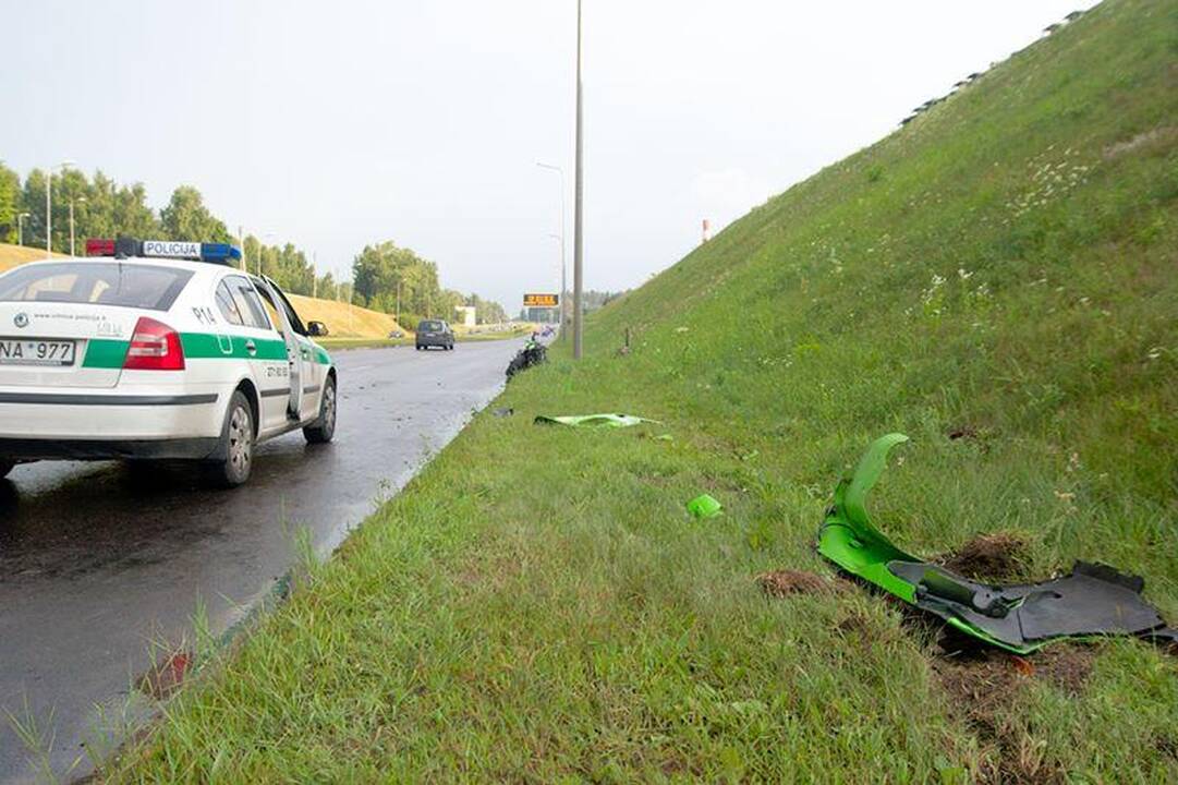 Vilniuje motociklininkas atsitrenkė į stulpą