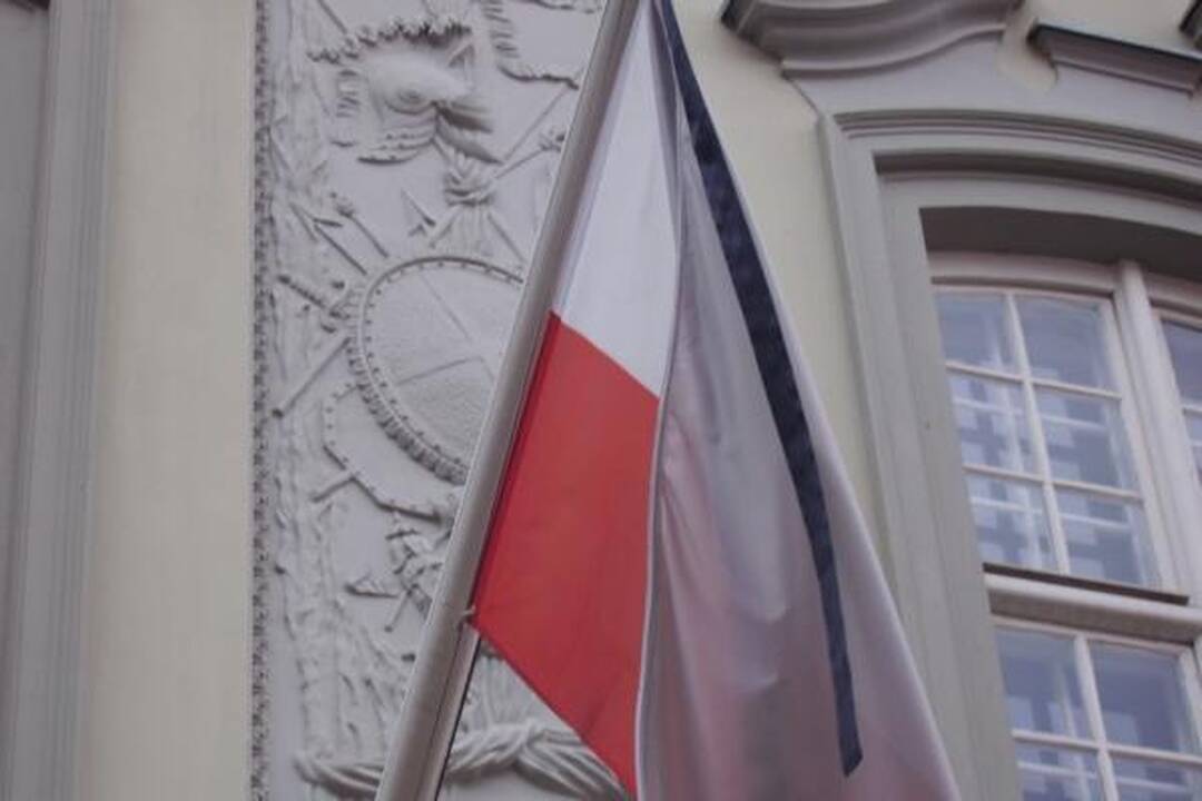 Prie Lenkijos ambasados Vilniuje gula gėlės, degamos žvakutės