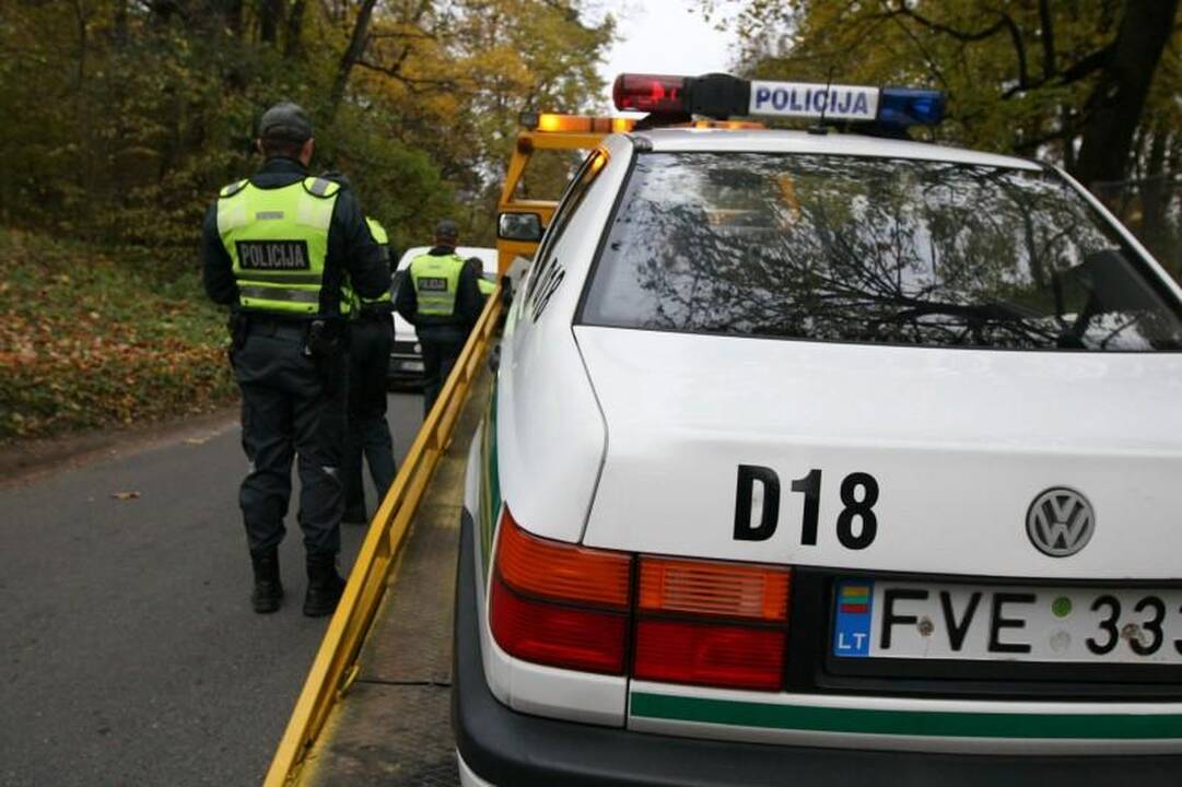 Sprukdami nuo policijos motociklininkai rėžėsi į patrulių automobilį
