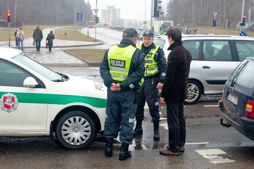 Vilniuje partrenkta per raudoną šviesoforo signalą bėgusi pėsčioji