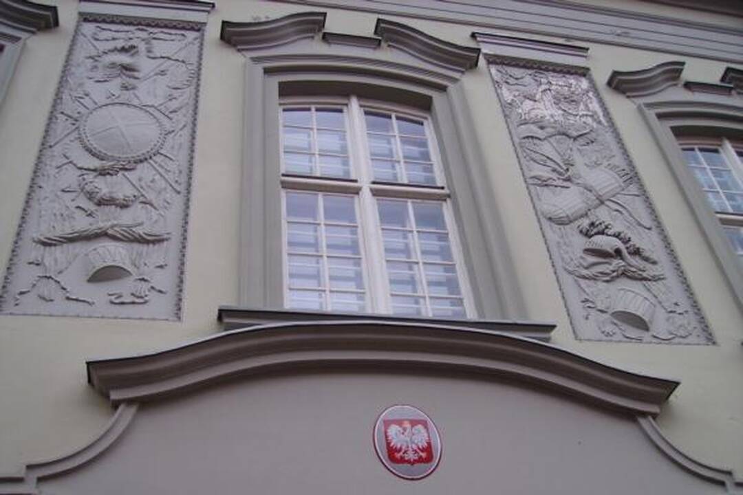 Prie Lenkijos ambasados Vilniuje gula gėlės, degamos žvakutės
