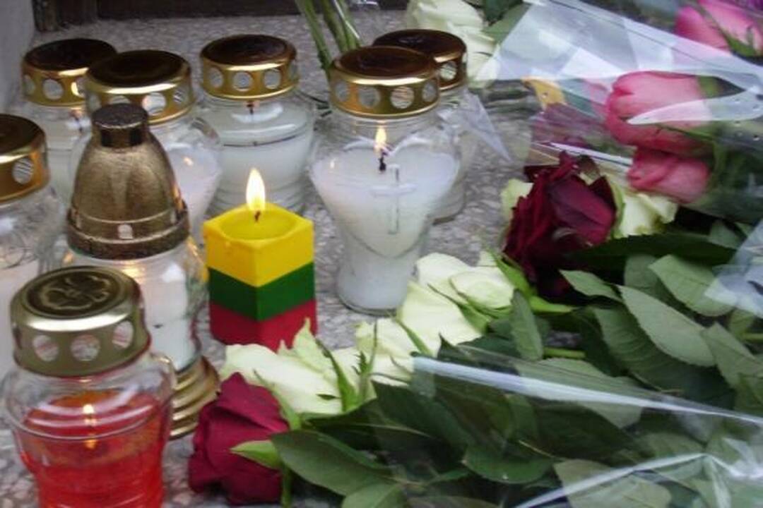 Prie Lenkijos ambasados Vilniuje gula gėlės, degamos žvakutės