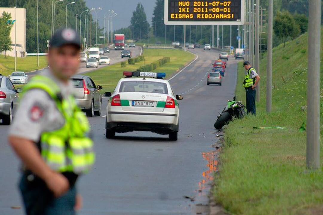Vilniuje motociklininkas atsitrenkė į stulpą