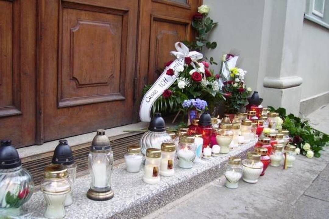 Prie Lenkijos ambasados Vilniuje gula gėlės, degamos žvakutės