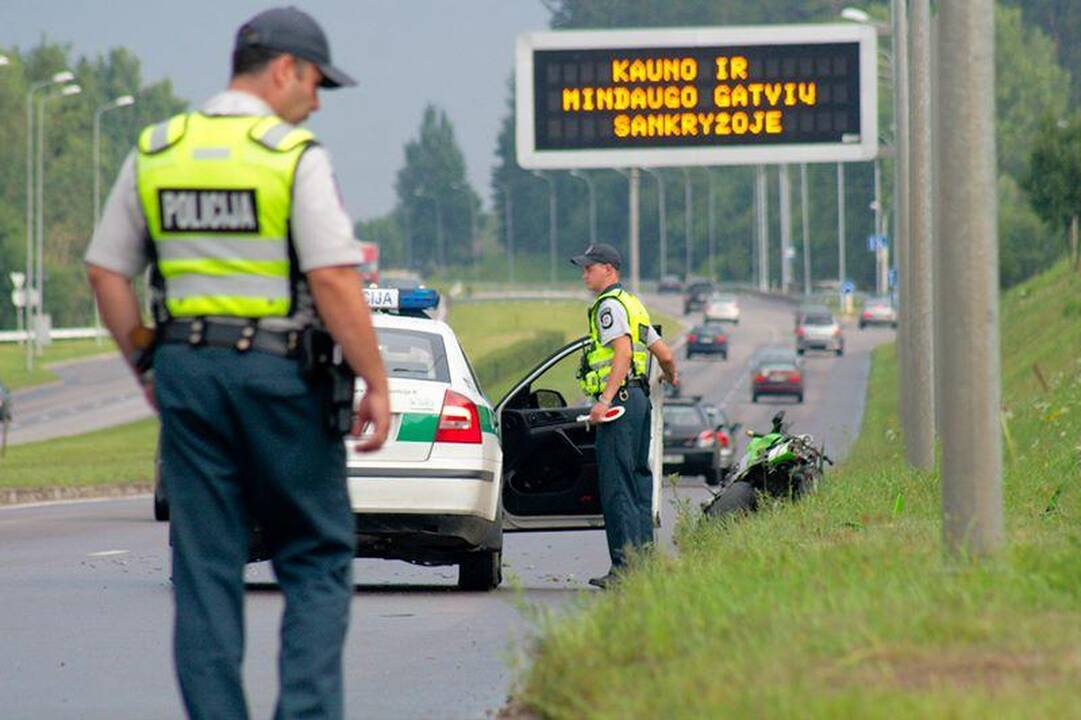 Vilniuje motociklininkas atsitrenkė į stulpą