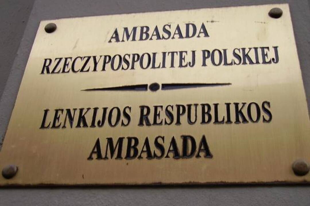 Prie Lenkijos ambasados Vilniuje gula gėlės, degamos žvakutės