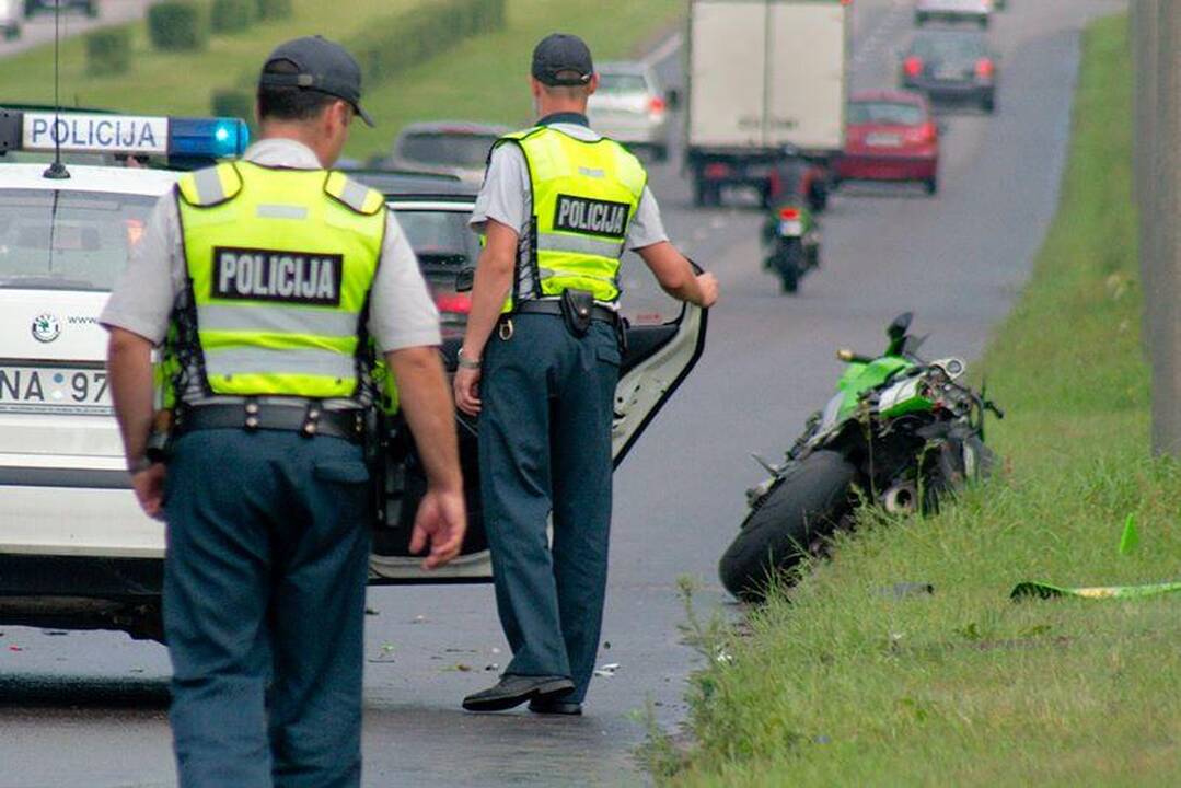 Vilniuje motociklininkas atsitrenkė į stulpą