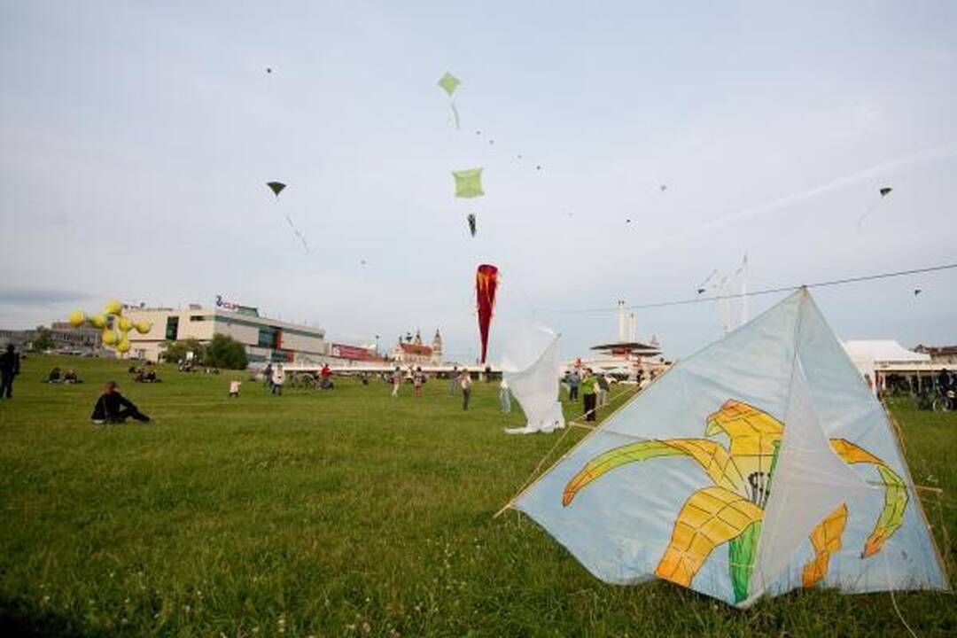 Vėjo dieną Vilniaus dangų raižė aitvarai
