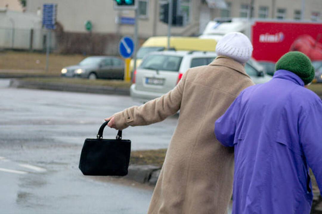 Vilniuje partrenkta per raudoną šviesoforo signalą bėgusi pėsčioji