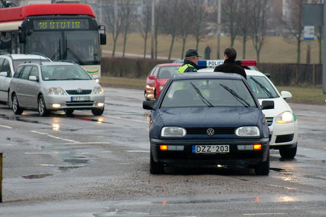 Vilniuje partrenkta per raudoną šviesoforo signalą bėgusi pėsčioji