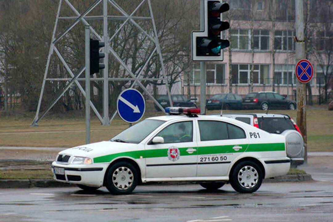 Vilniuje partrenkta per raudoną šviesoforo signalą bėgusi pėsčioji