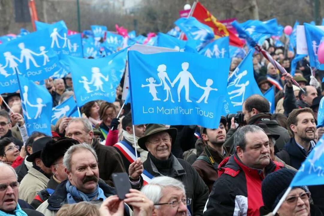 Prancūzijos gėjų santuokų priešininkai surengė demonstraciją