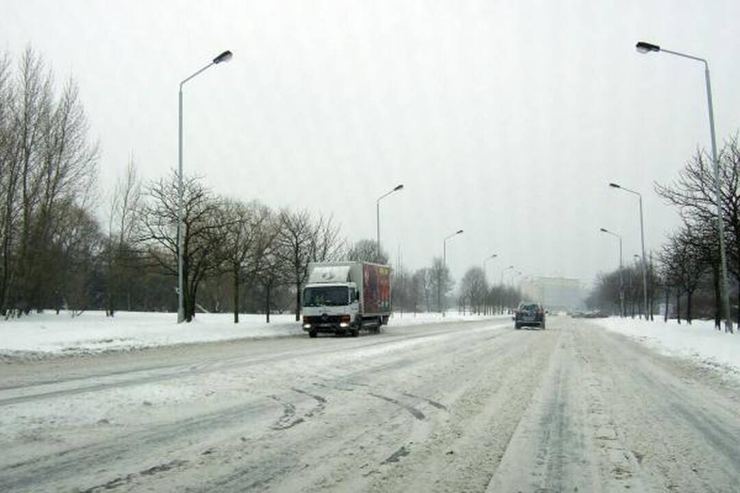 Kaune eismo sąlygos sudėtingos (dar papildyta)