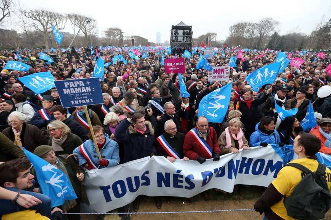 Prancūzijos gėjų santuokų priešininkai surengė demonstraciją