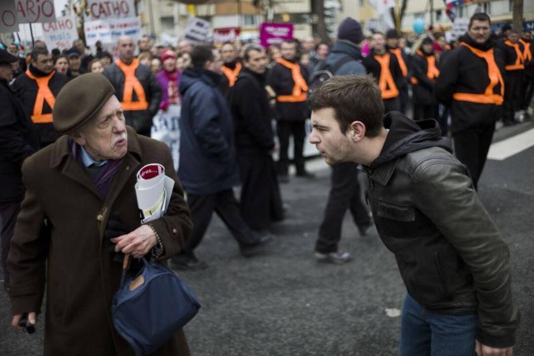 Prancūzijos gėjų santuokų priešininkai surengė demonstraciją