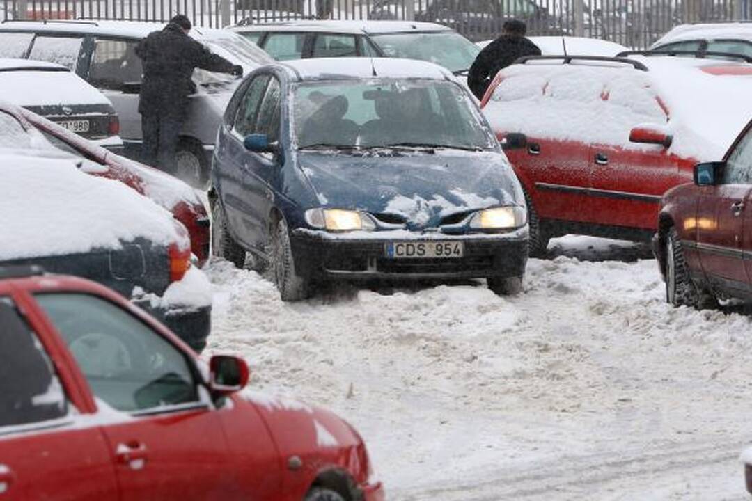 Kaune eismo sąlygos sudėtingos (dar papildyta)