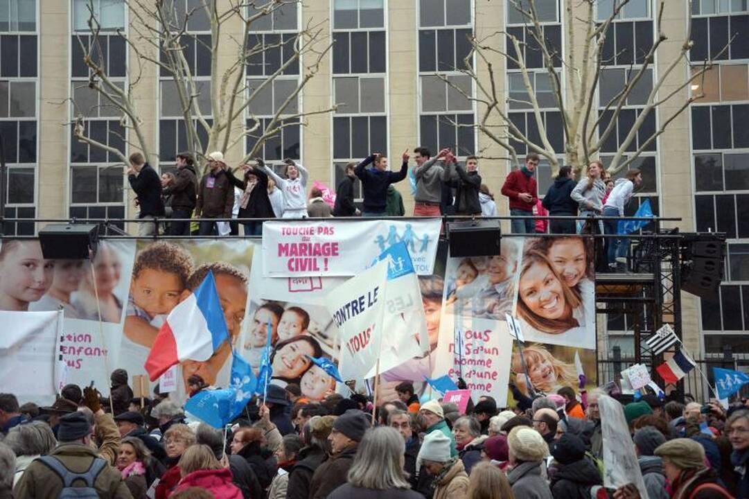 Prancūzijos gėjų santuokų priešininkai surengė demonstraciją