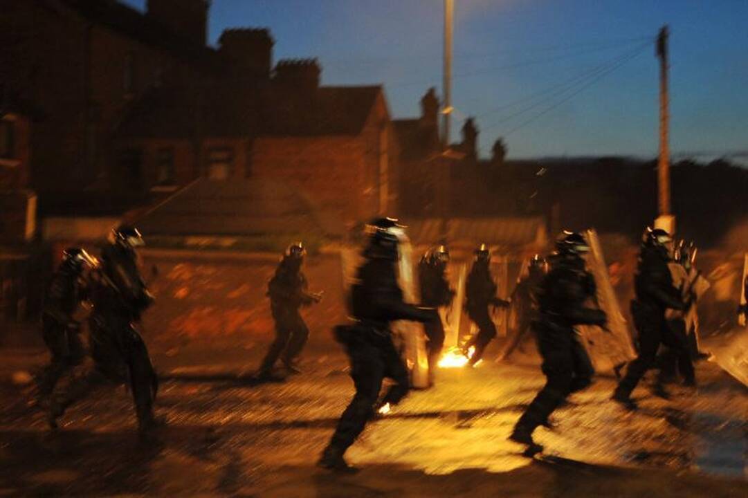Šiaurės Airijoje antrąją naktį iš eilės vyko riaušės dėl protestantų eitynių