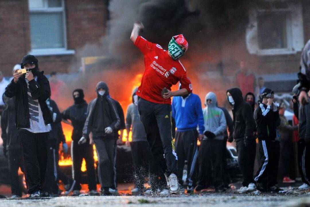 Šiaurės Airijoje antrąją naktį iš eilės vyko riaušės dėl protestantų eitynių