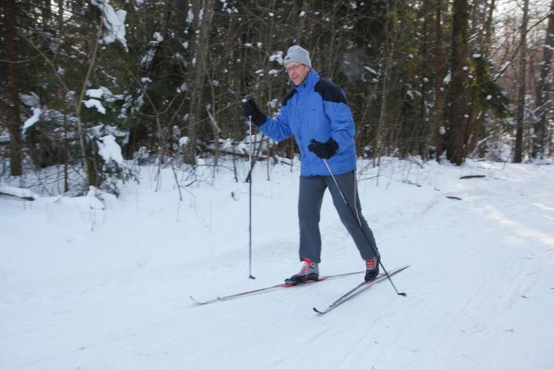 Dešimt kilometrų slidėmis mišku – su šypsenomis ir cinamono arbata