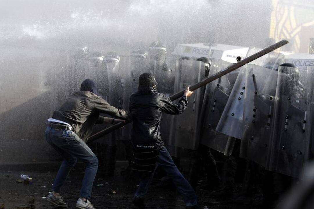 Šiaurės Airijoje antrąją naktį iš eilės vyko riaušės dėl protestantų eitynių