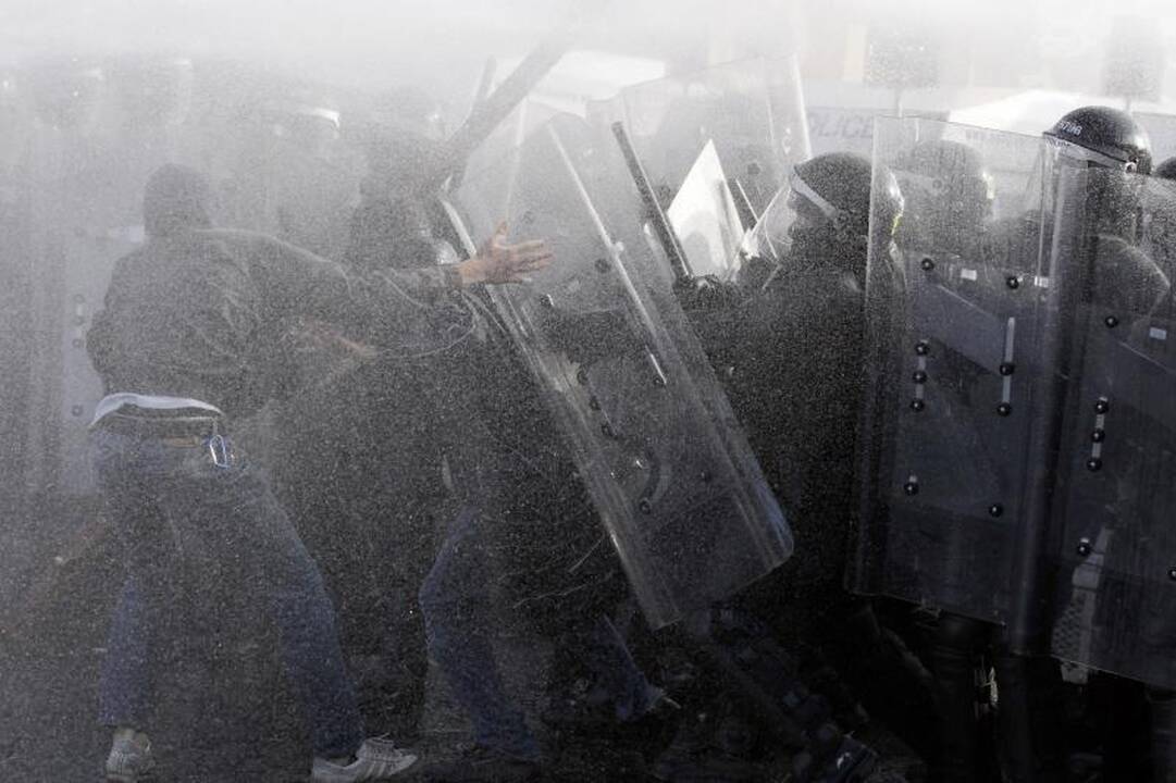 Šiaurės Airijoje antrąją naktį iš eilės vyko riaušės dėl protestantų eitynių
