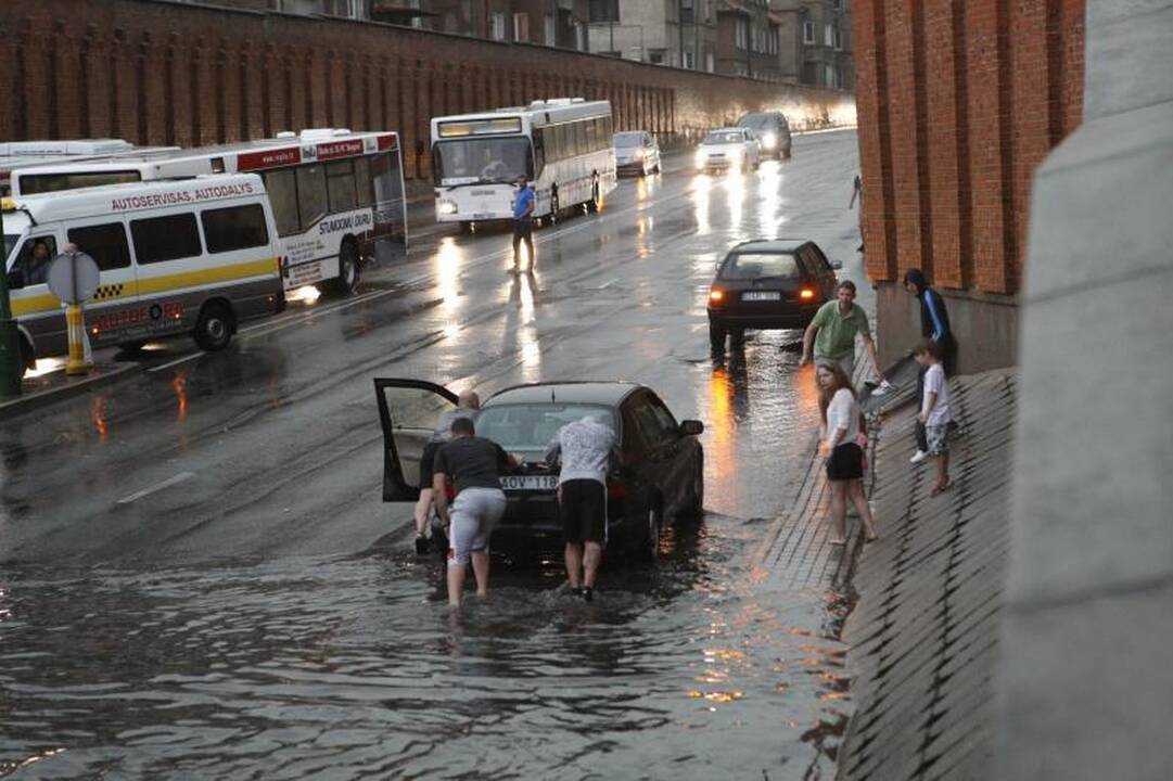 Uostamiestį vėl užklupo stipri vėtra ir lietus (papildyta 21:24 val.)