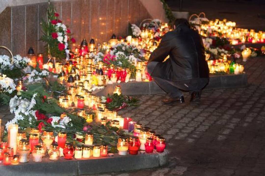 Vilnius gedi su visa Lenkija - ambasados prieigas šildo žvakės