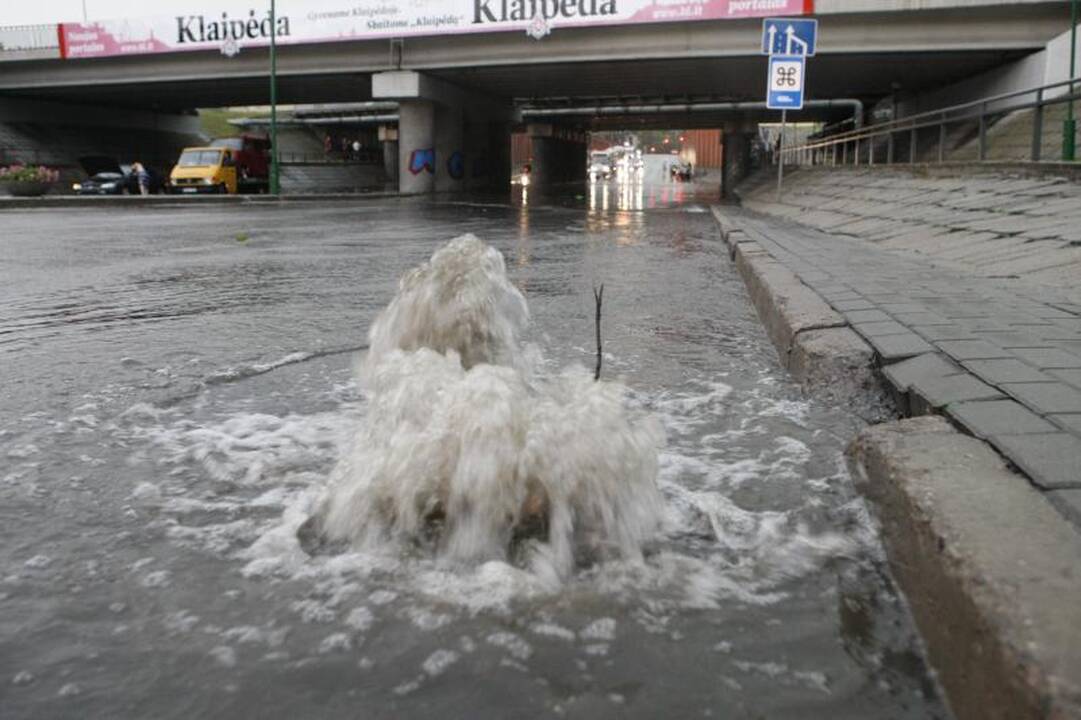 Uostamiestį vėl užklupo stipri vėtra ir lietus (papildyta 21:24 val.)