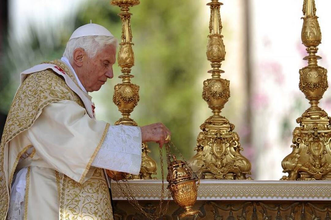 Popiežius aukojo Velykų mišias po atviru dangumi