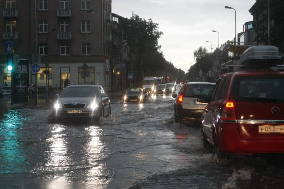 Uostamiestį vėl užklupo stipri vėtra ir lietus (papildyta 21:24 val.)