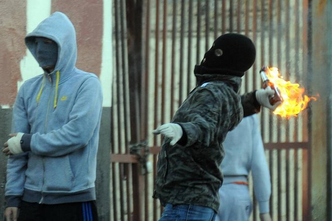 Šiaurės Airijoje antrąją naktį iš eilės vyko riaušės dėl protestantų eitynių