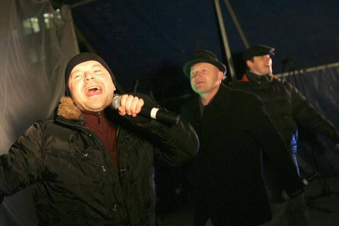 Vienybės aikštėje įžiebta kalėdinė eglė