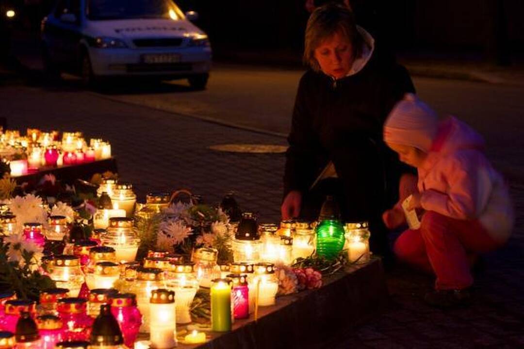 Vilnius gedi su visa Lenkija - ambasados prieigas šildo žvakės