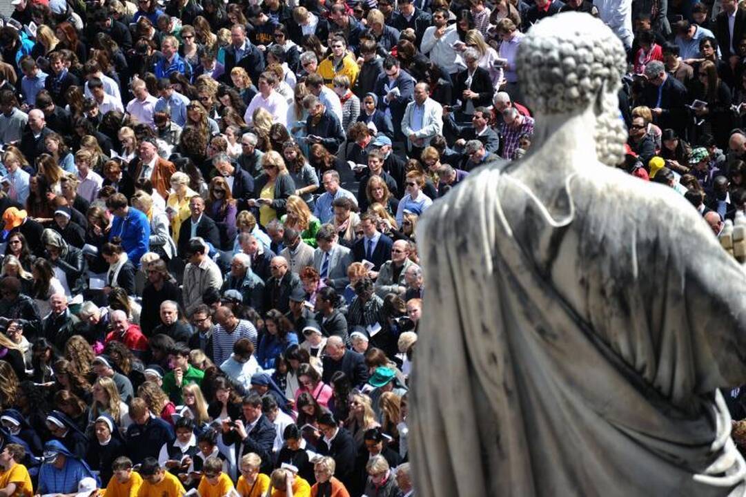 Popiežius aukojo Velykų mišias po atviru dangumi
