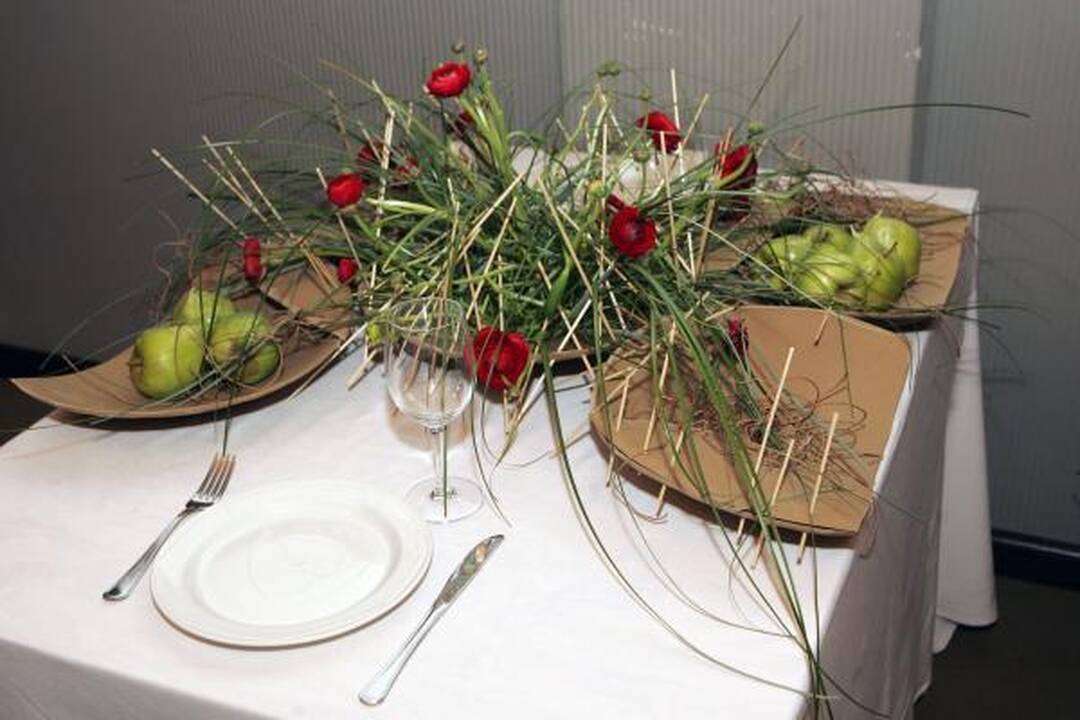 Floristikos gerbėjams – 100 gyvų gėlių kompozicijų