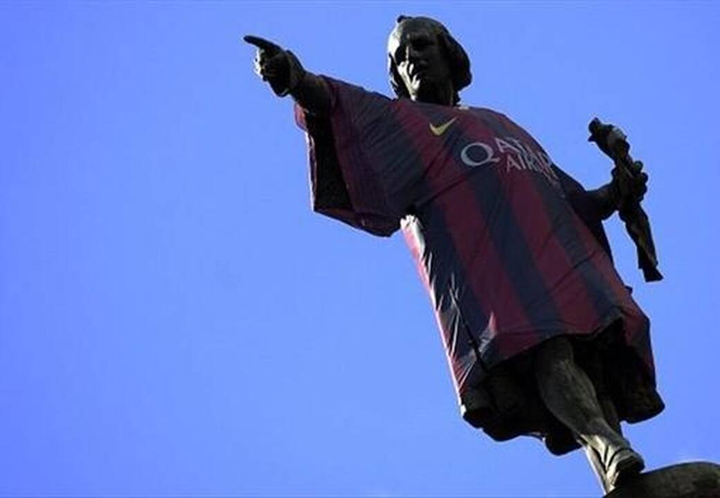 Amerikos atradėjo K.Kolumbo statula apvilkta „Barcelona“ marškinėliais