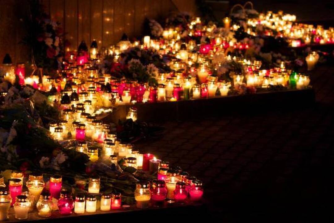 Vilnius gedi su visa Lenkija - ambasados prieigas šildo žvakės
