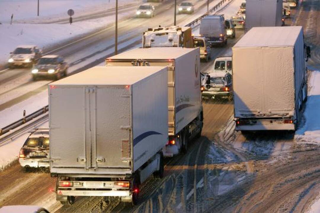 Prie Kaliningrado sienos - rekordinės vilkikų eilės