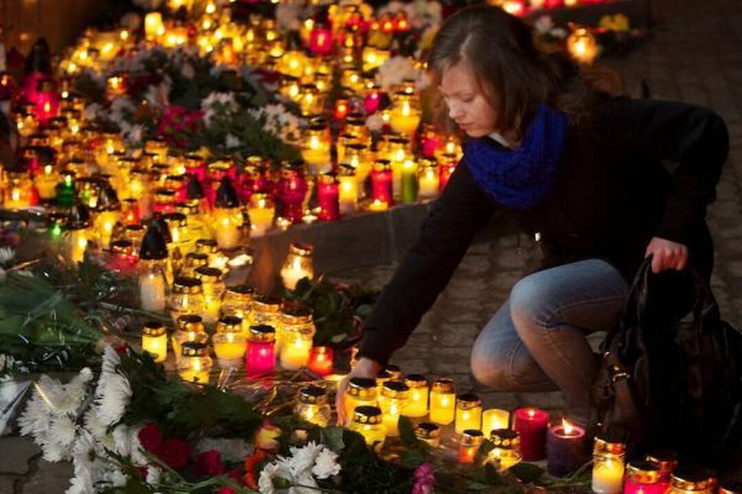 Vilnius gedi su visa Lenkija - ambasados prieigas šildo žvakės